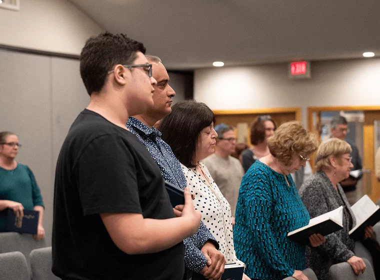 worshippers singing along at shabbat service