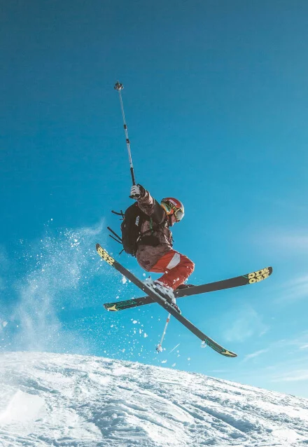Homem esquiando em montanhas de gelo, mostrando esporte de inverno. Foto para web design de portfólio de atleta.