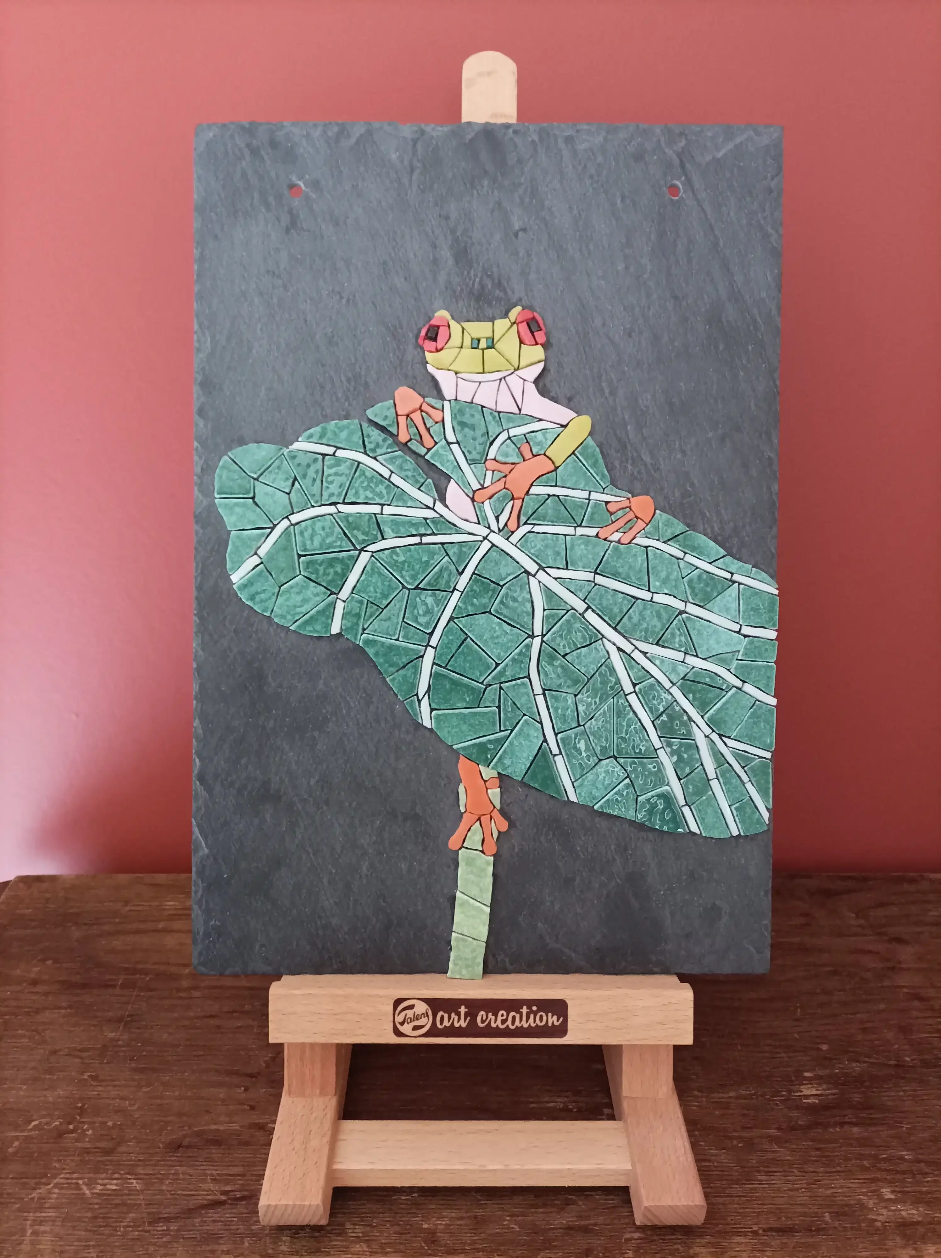 Mosaïque d'une grenouille tropicale sur ardoise