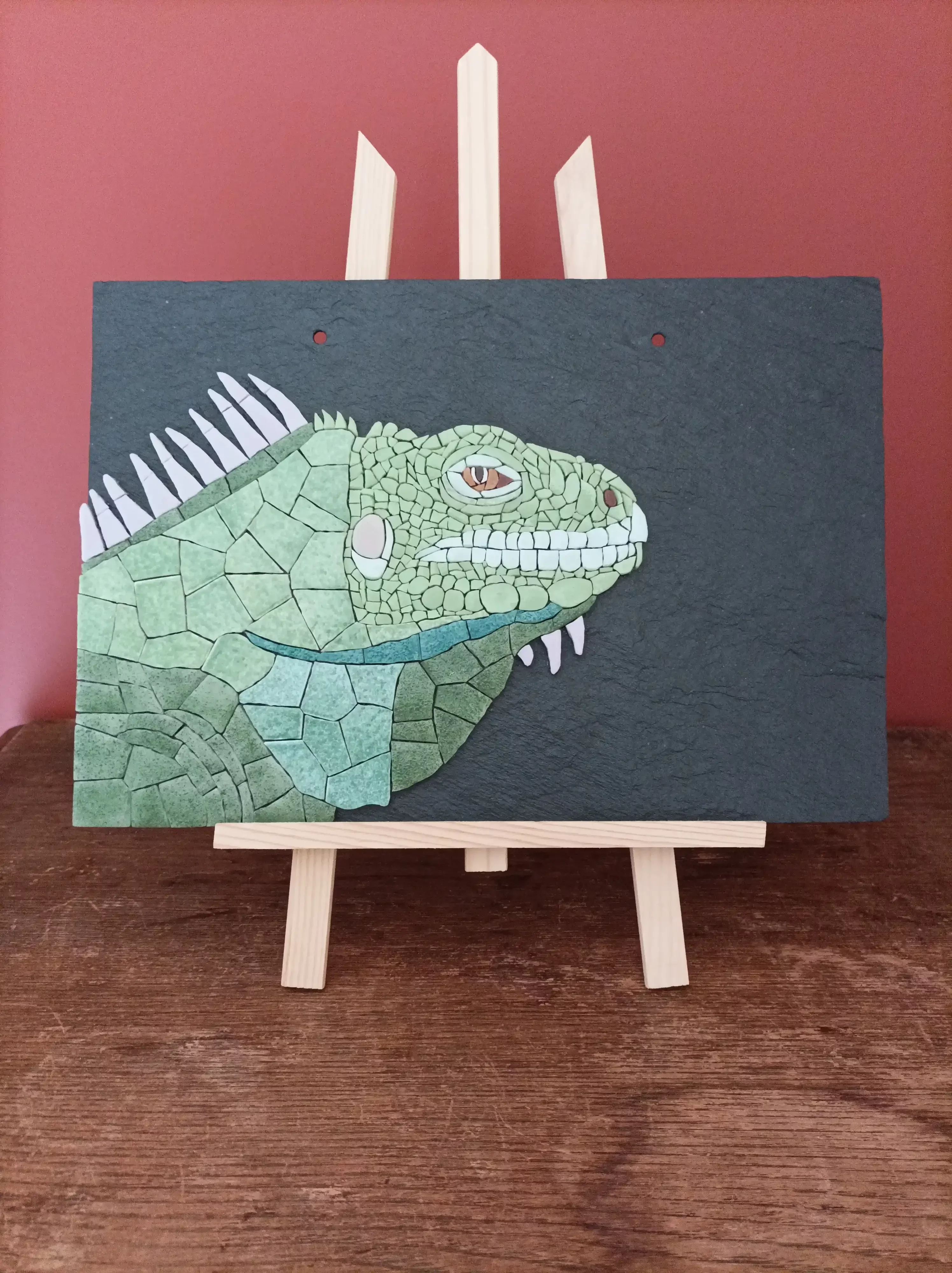Mosaïque d'un iguane sur ardoise