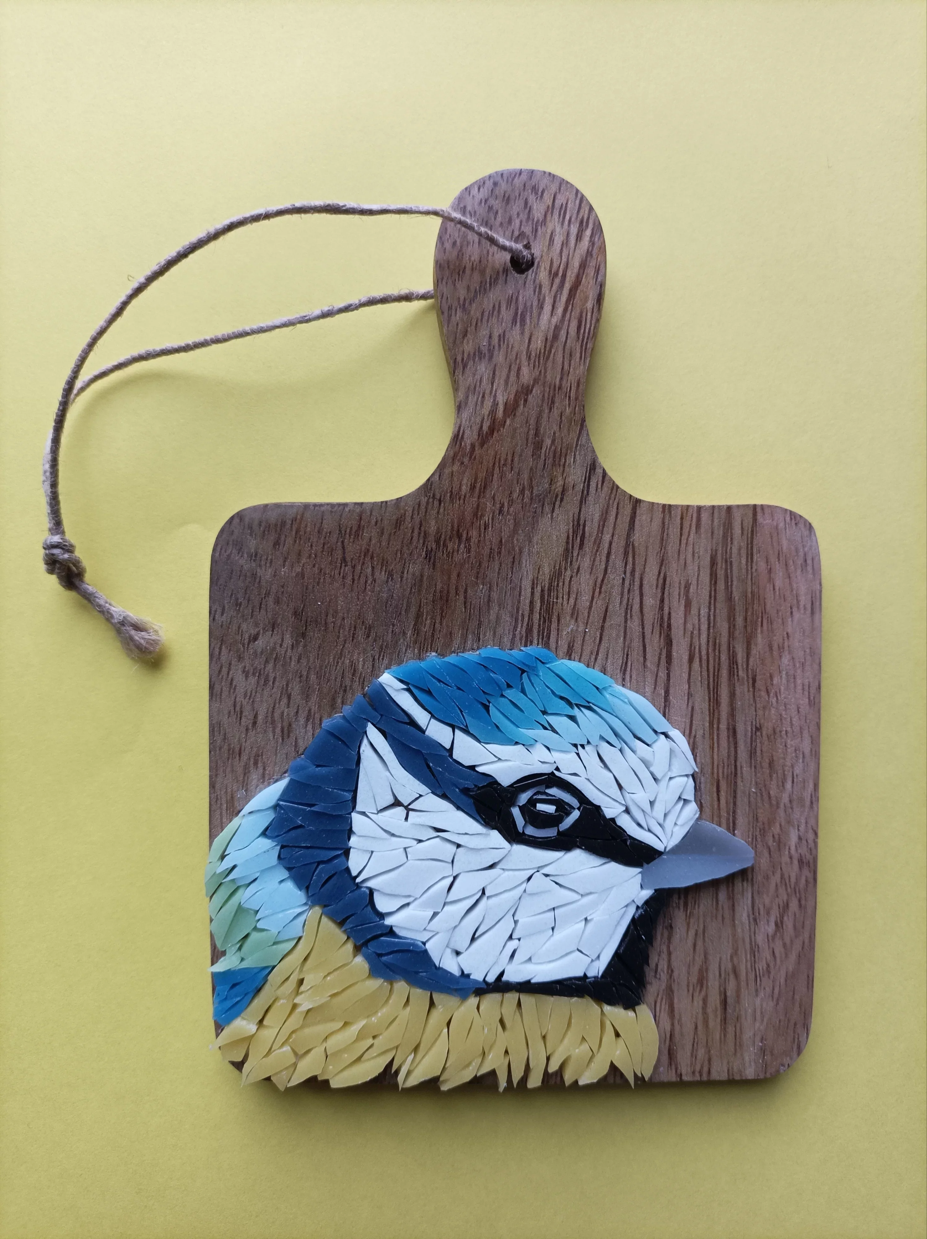 Mosaïque d'une mésange bleue sur bois