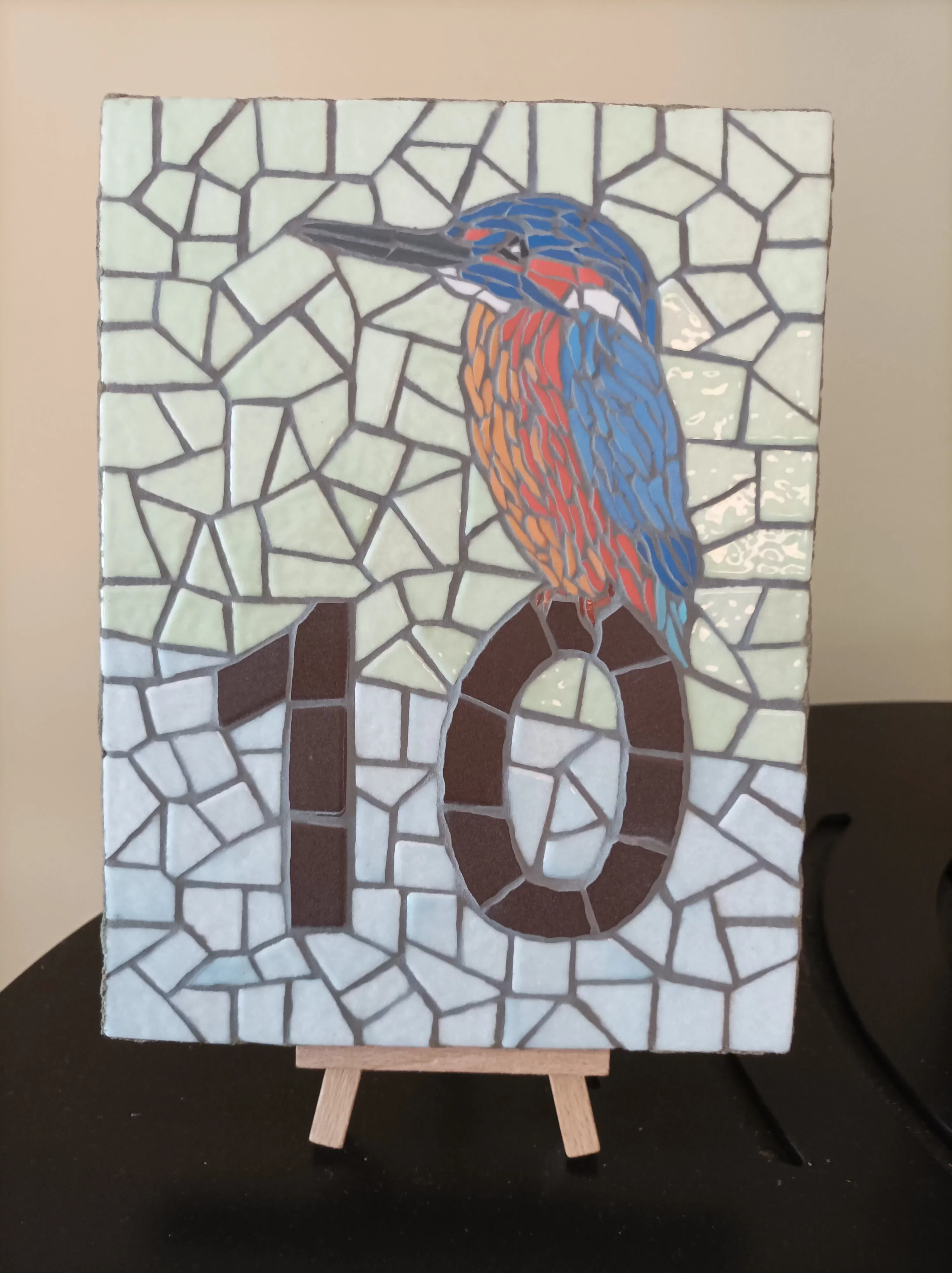 Mosaïque d'un martin pêcheur pour un numéro de porte