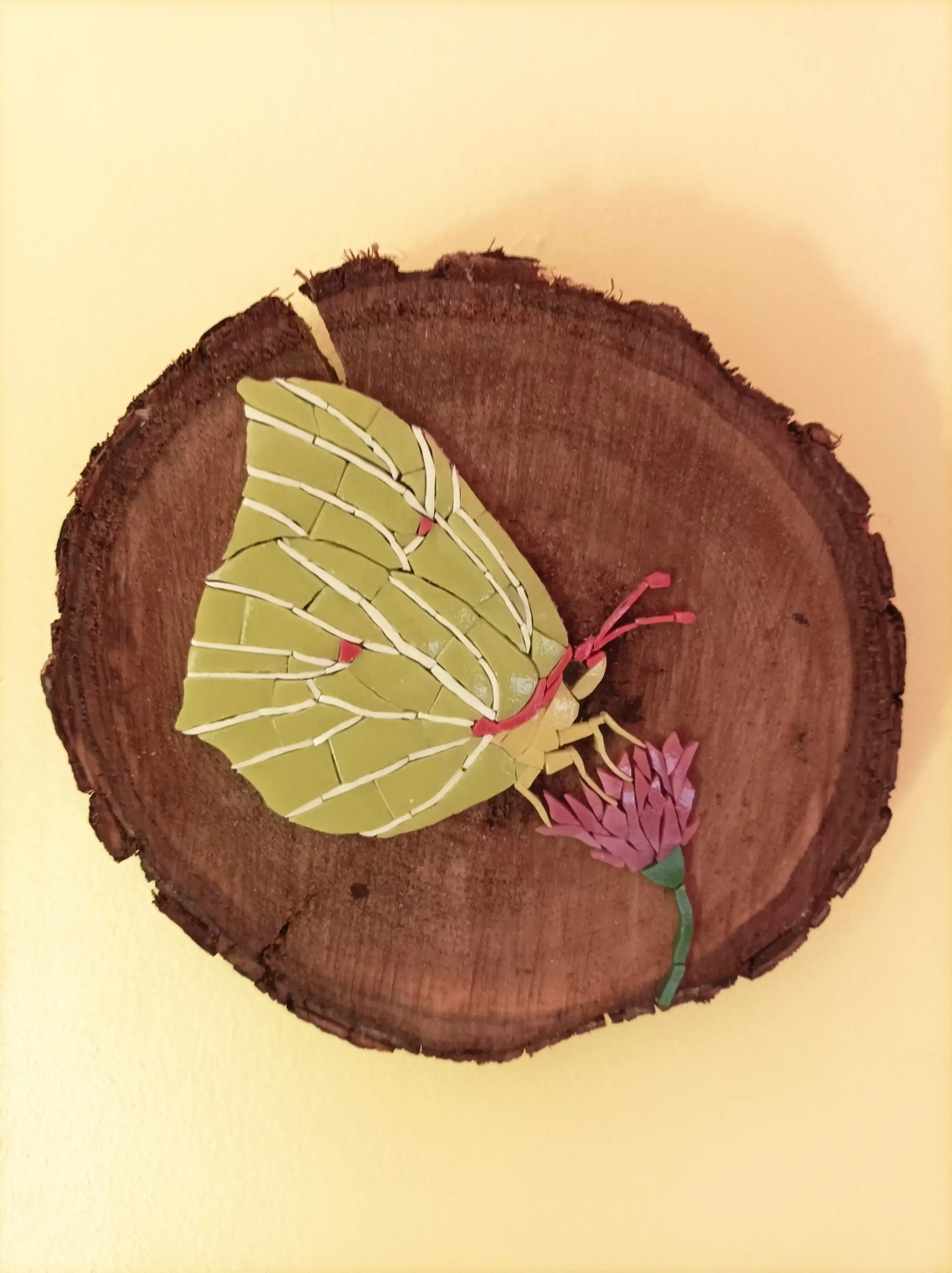 Mosaïque d'un papillon citron sur bois