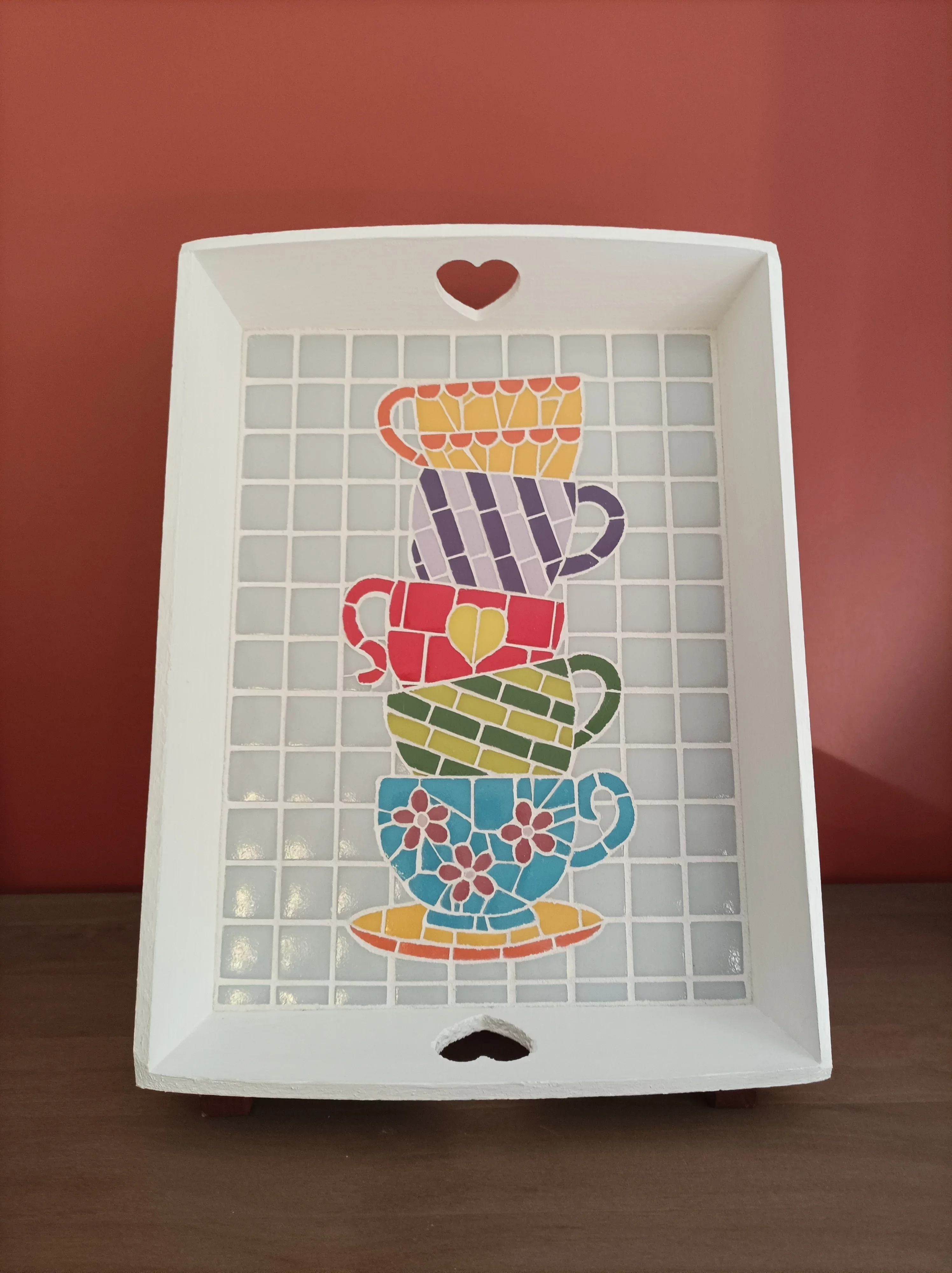 Mosaïque de tasses empilées sur un plateau