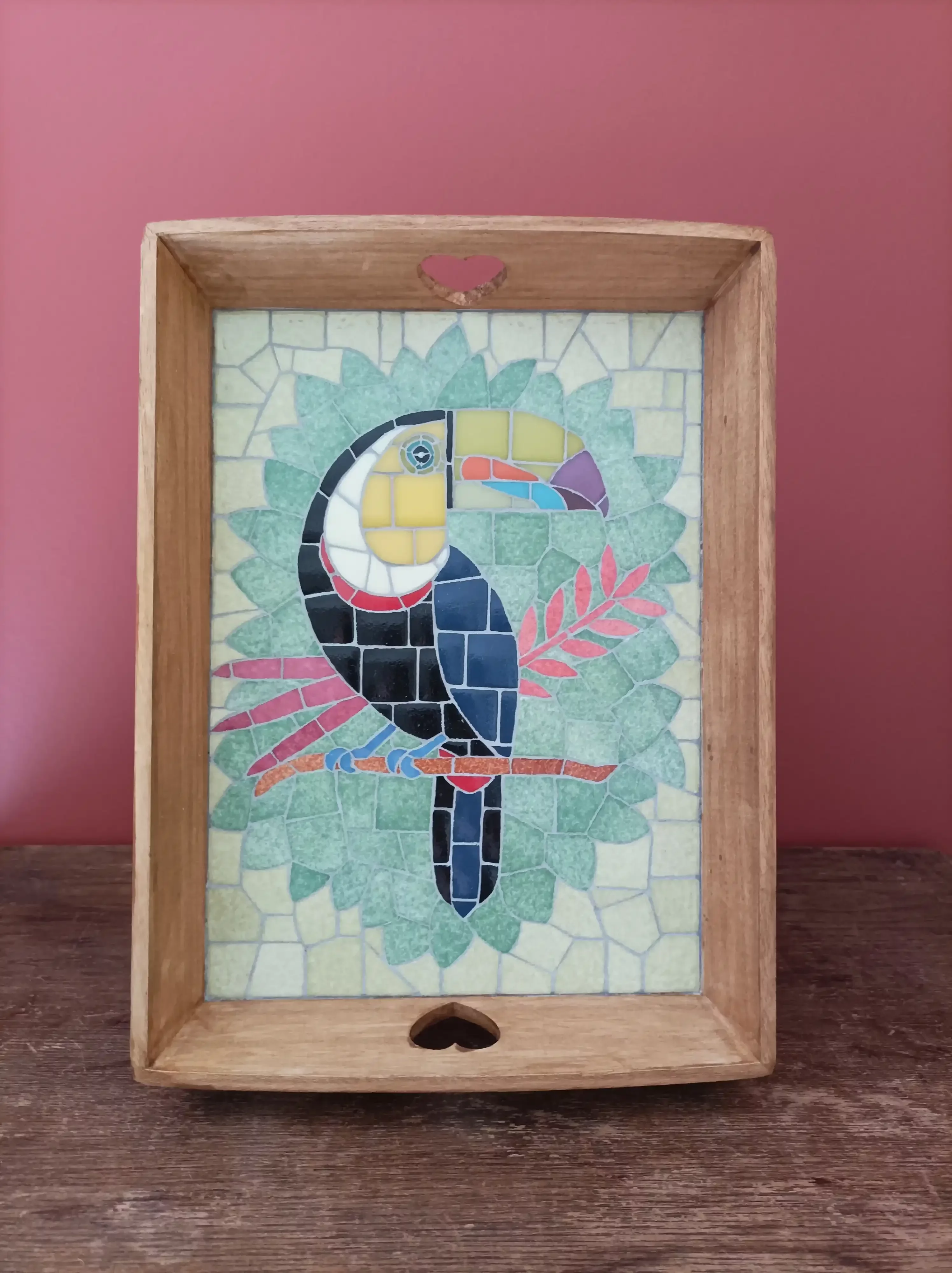 Mosaïque d'un toucan sur un plateau