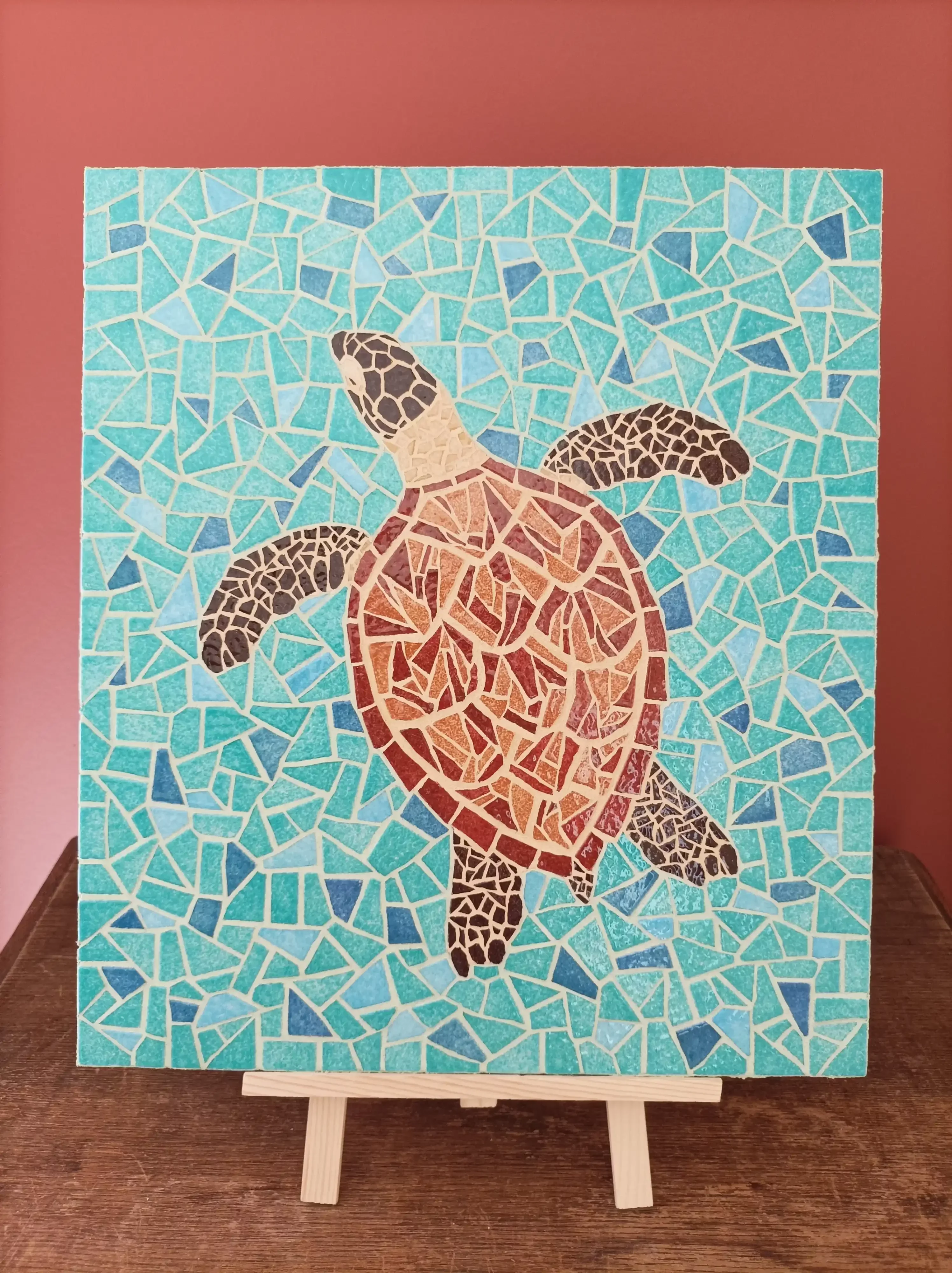 Mosaïque d'une tortue imbriquee dans l'eau turquoise
