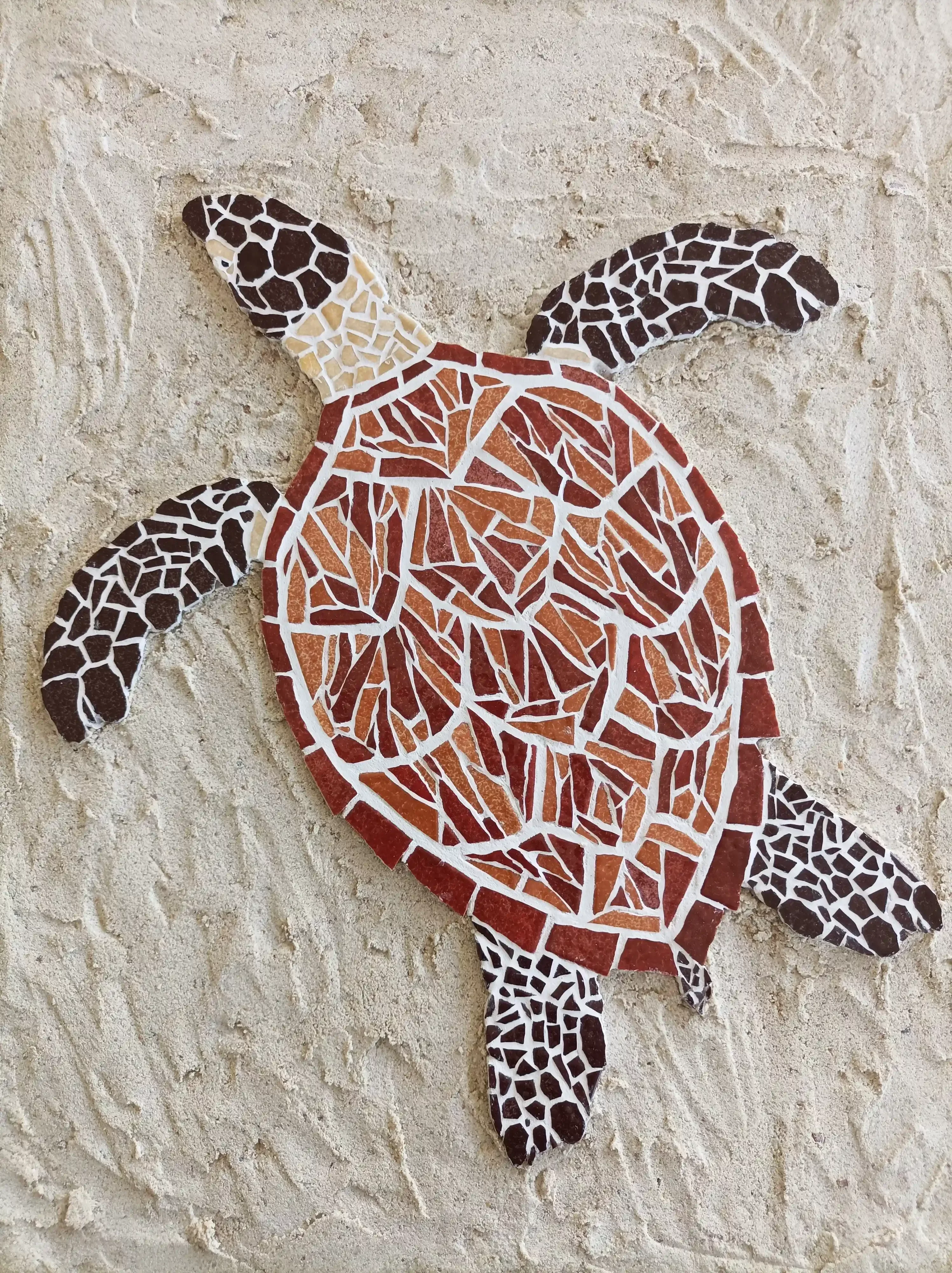 Mosaïque d'une tortue imbriquee sur le sable