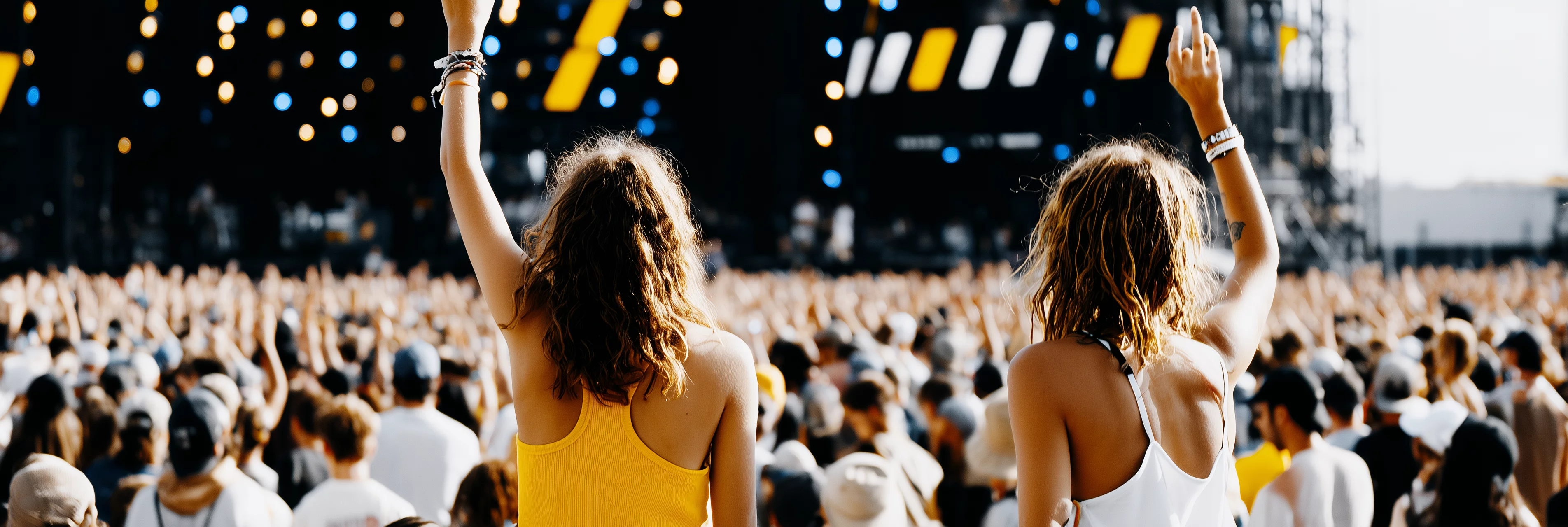 Casal sentado na mesa de um bar moderno, ambiente urbano, conversando e tomando um copo de chope
