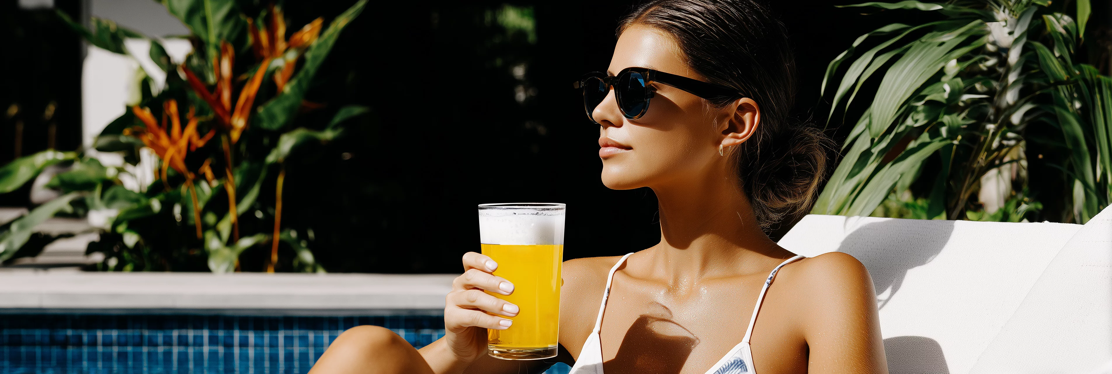 Casal sentado na mesa de um bar moderno, ambiente urbano, conversando e tomando um copo de chope