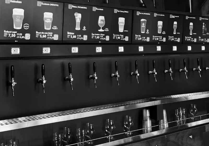 Parede com torneiras de chope myTapp, na Wooden Floripa Airport