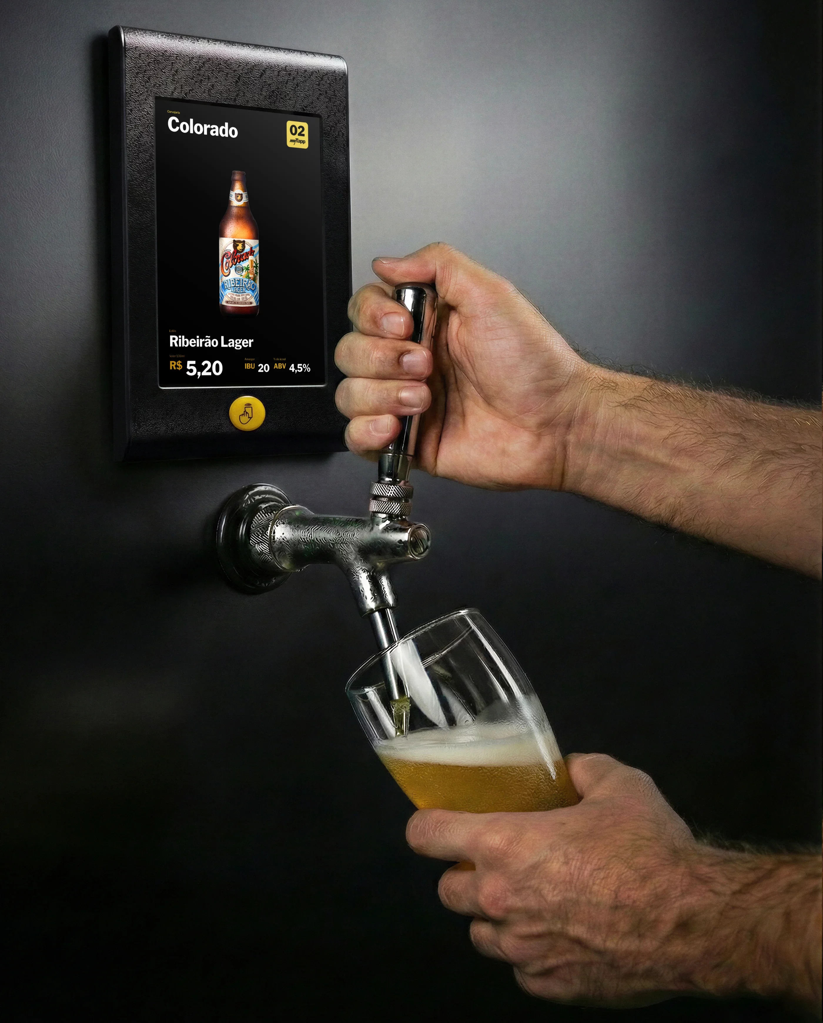 Homem servindo um copo de chope no sistema de autoatendimento da myTapp