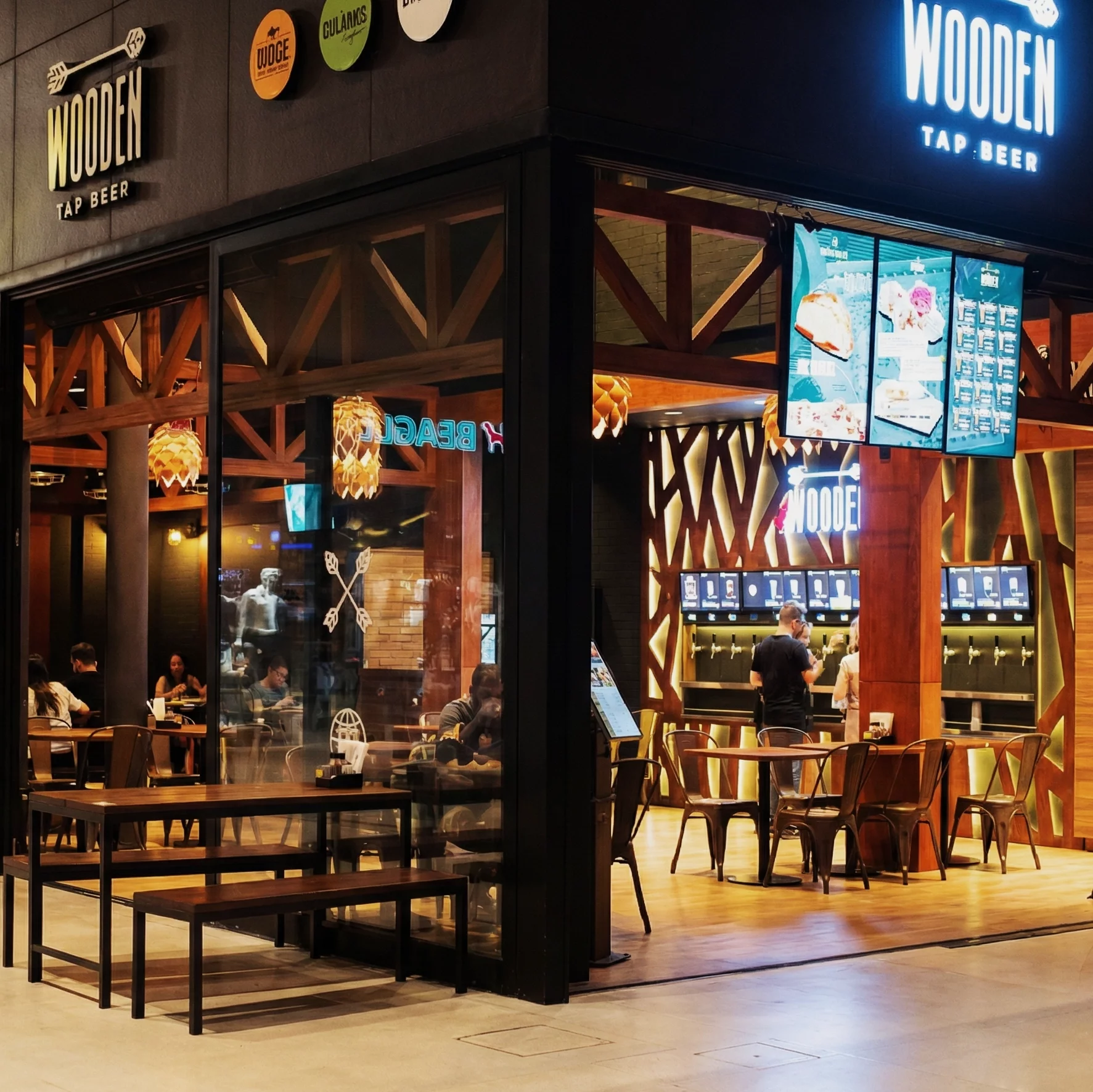 Sistema mytapp implementado no bar Wooden no aeroport de Florianópolis