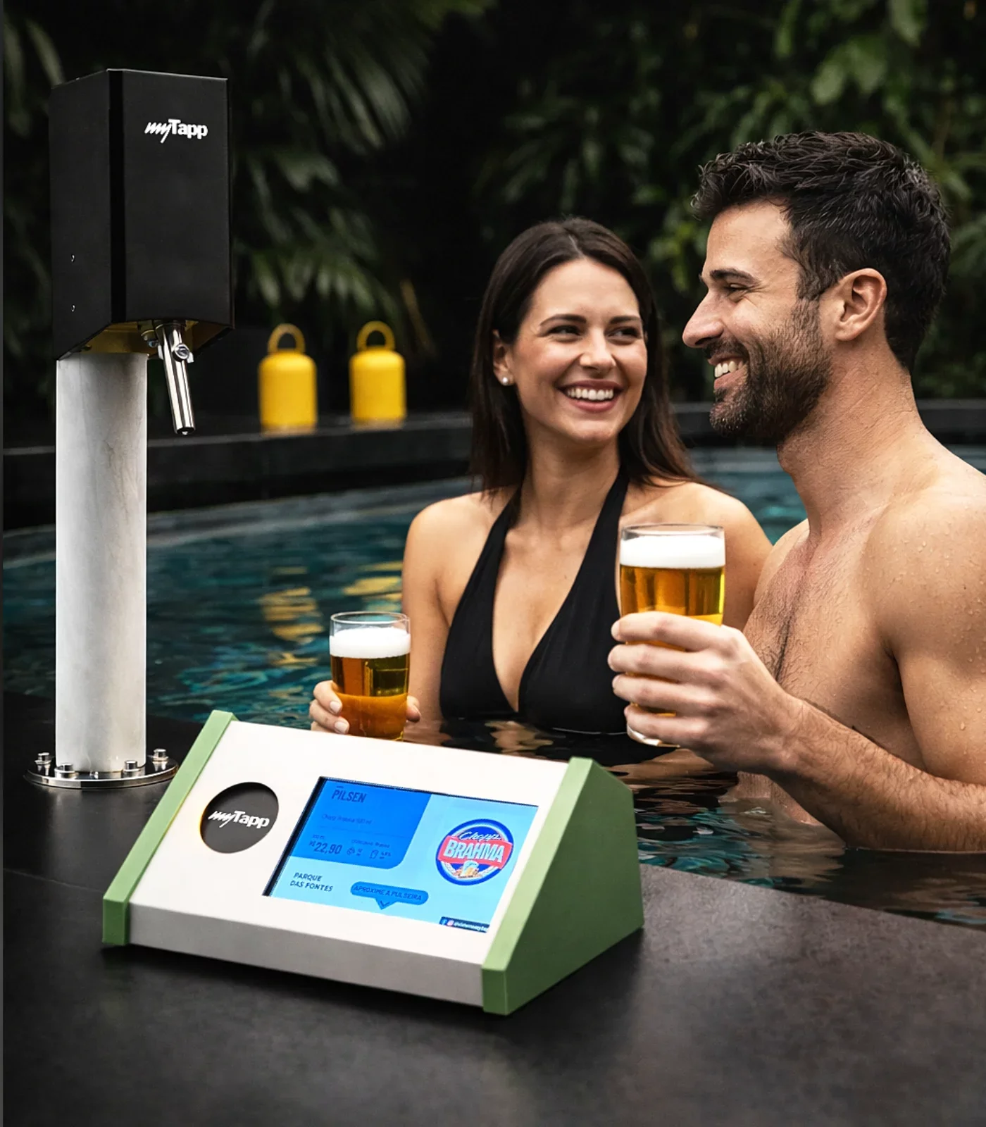 Casal sentado à beira de uma piscina de hotel, servindo chopp pelo sistema de autoatendimento myTapp