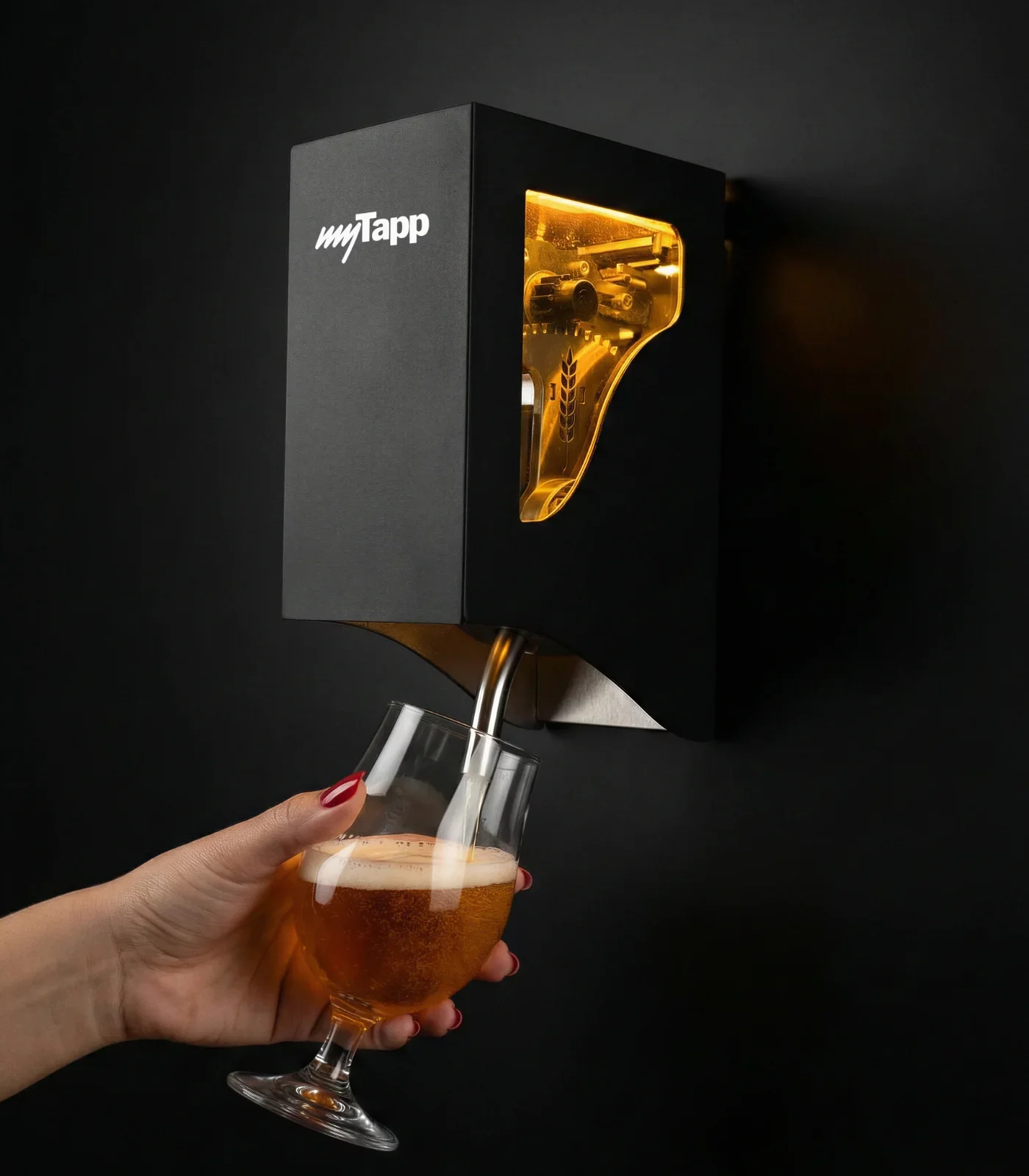 Mao servindo um copo de chopp na torneira automatizada myTapp FAST