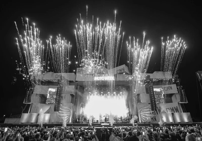 Palco do festival Motoweek 2025 com fogos de artifício e grande público