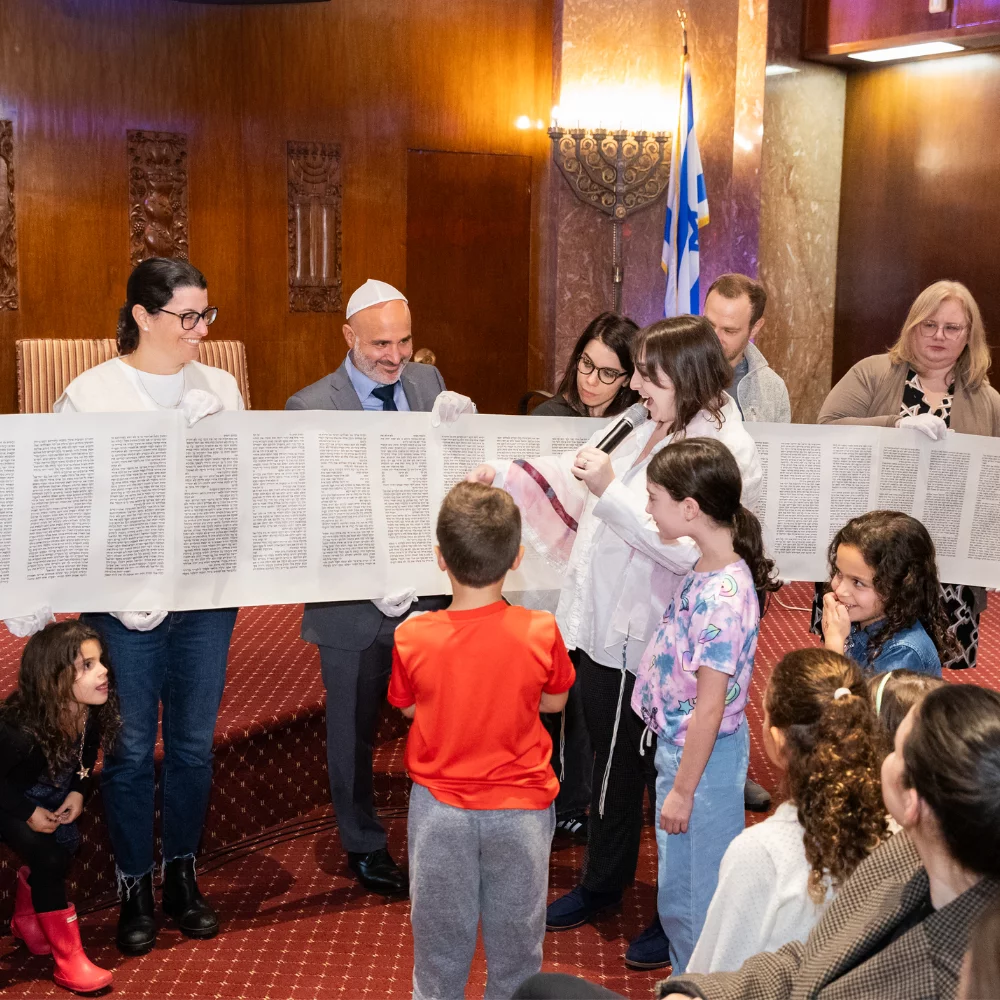 shaaray tefila clergy doing the motzi at gala event