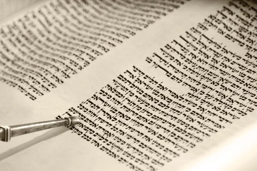 Reading from the Torah with a Yad