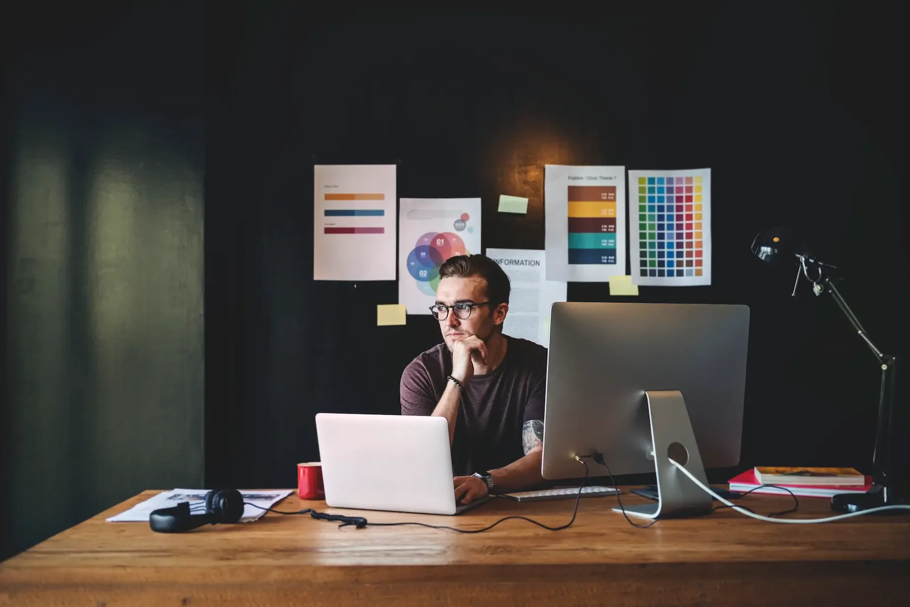 Profissional digital trabalha em design de site avançado no Webflow 2025 