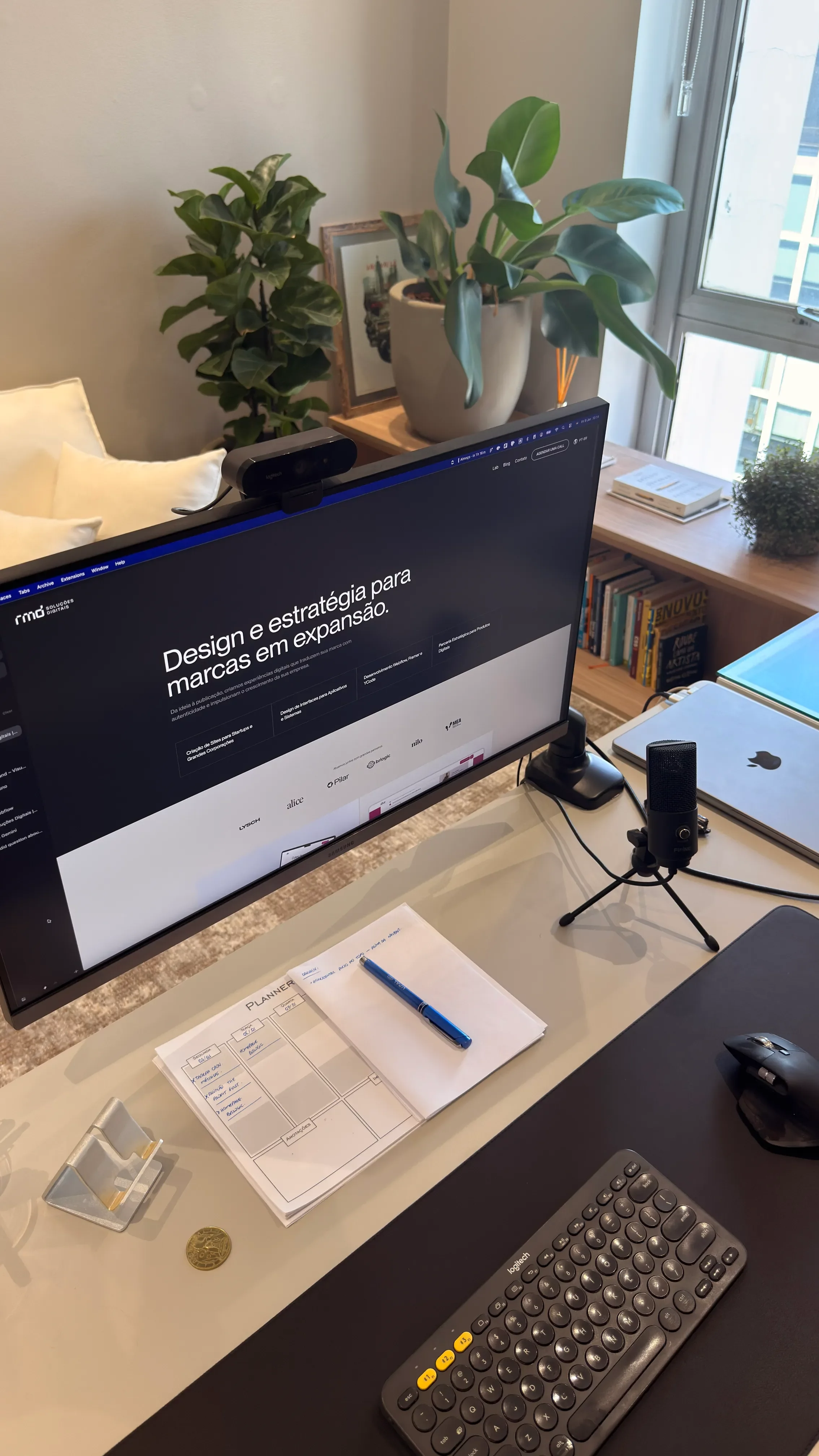 Foto do escritório da RMD mostrando a mesa de trabalho