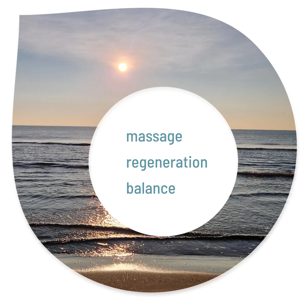 Ein Bild im Favicon Minitropfen Format. Auf dem Bild ist zu sehen: goldener Sonnenmoment am Meer: Sanft rollen die Wellen ans Ufer, der Himmel leuchtet still – ein Ort, der Frieden atmet und die Seele berührt. Beinhaltet drei Wörter: Massage, Regeneration und Balance.